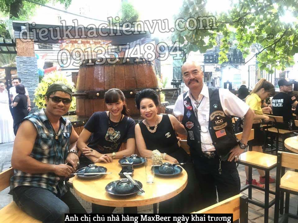 Anh chị chủ nhà hàng MaxBeer ngày khai trương